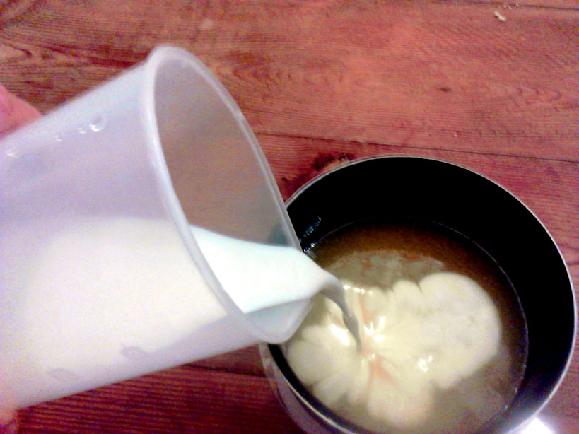 Le lait est ajouté au mélange beurre/miel